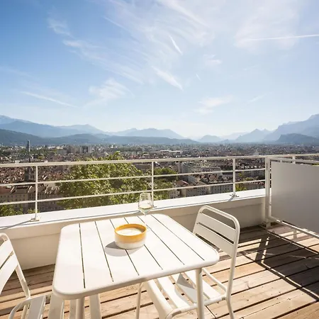 The Babel Community - Bastille Hotel apartamentowy 3*