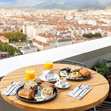 The Babel Community - Bastille Aparthotel 3*
