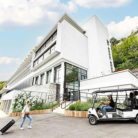 The Babel Community - Bastille Aparthotel 3*