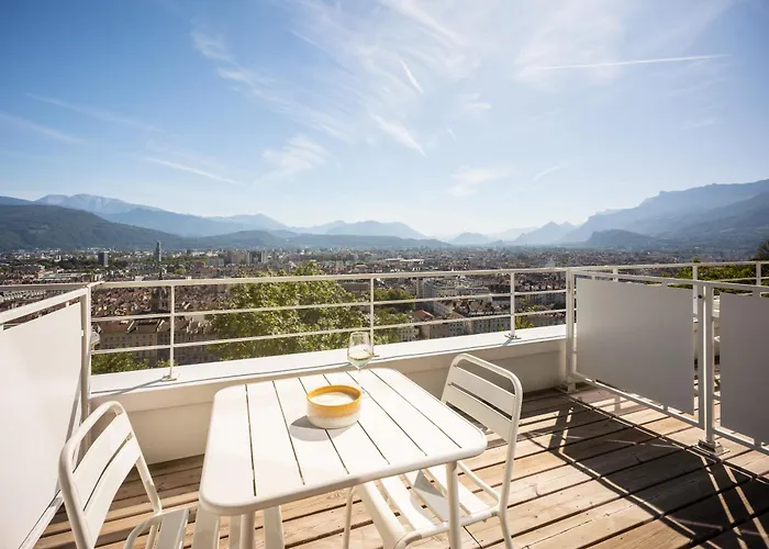 The Babel Community - Bastille Aparthotel 4*